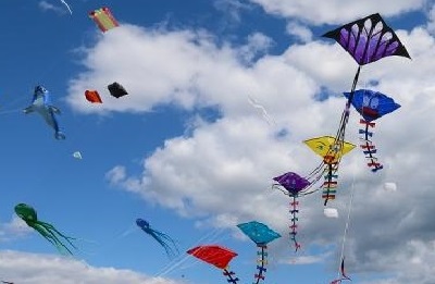 پرواز بادبادک‌ها در آسمان شهر پردیس به مناسبت روز جهانی زمین پاک