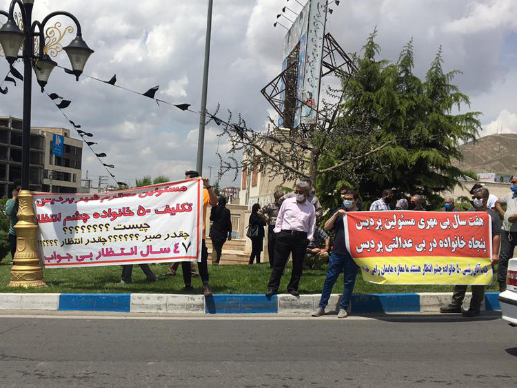 تجمع اعتراض آمیز مغازه داران مجتمع تجاری نام آوران فاز 2 در میدان امام خمینی 