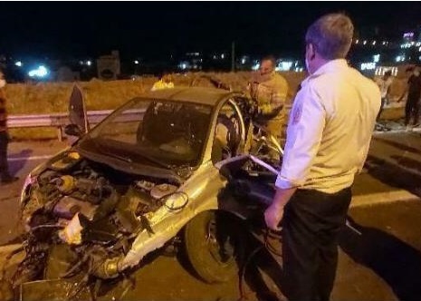 تصادف شدید یک دستگاه پژو۲۰۶ با یک تویوتا اف‌جی‌کروز در آزادراه پردیس