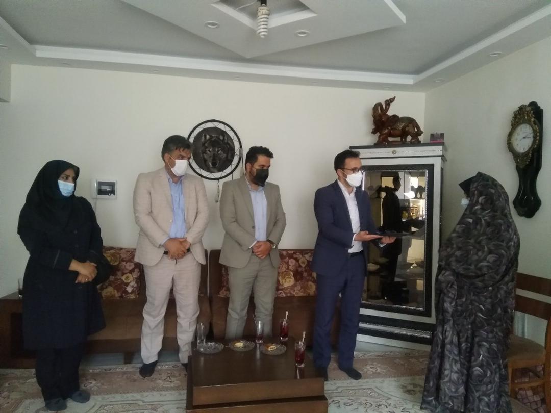 دیدار بخشدار پردیس با خانواده دو شهید معظم در پردیس