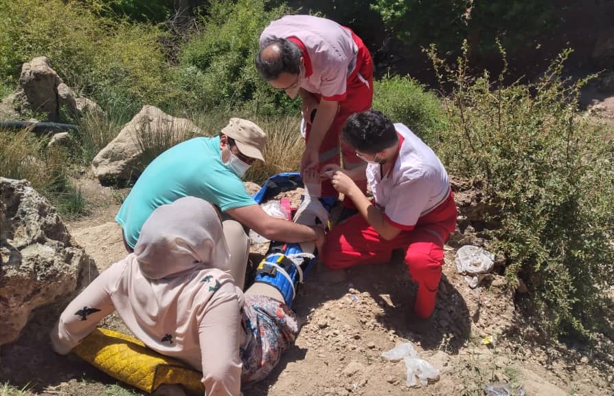 حادثه سقوط یک خانم در آبشار کمرد